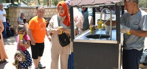 Diyarbakır'da sıcak hava nedeniyle vatandaşlara soğuk limonata ikram ediliyor