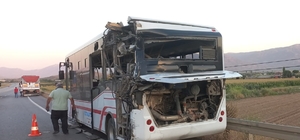 İzmir'de kamyonun belediye otobüsüne çarpması sonucu 6 kişi yaralandı