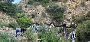 Serinlemek isteyenler Tomara Şelalesi'ni ziyaret ediyor