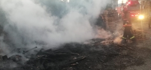 Karapürçek'te palet atölyesi yangında hasar gördü