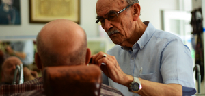 Çırak olarak başladığı berberliği 66 yıldır sürdürüyor