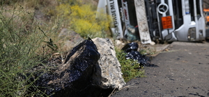 Erzincan'da devrilen zift yüklü tankerin sürücüsü yaralandı
