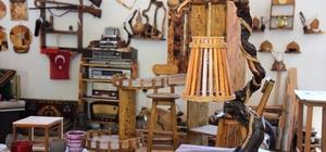 Gölpazarı'nda emekli öğretmen atölyesinde yaptığı ahşap eserleri sergiliyor