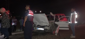 Burdur'da hafif ticari araç ile otomobilin çarpışması sonucu 2 kişi öldü, 6...