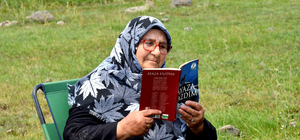 Kars'ta 70 yaşındaki Netice ninenin okuma tutkusu