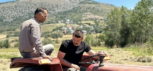 Kaymakam Coşkun traktör kullanarak çiftçilere yardım etti