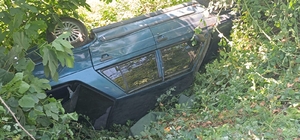 Karapürçek'te ağaçlık alana devrilen otomobilin sürücüsü yaralandı