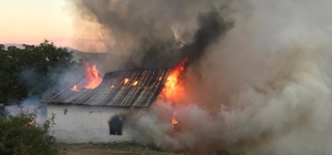 Şebinkarahisar'da çıkan yangında bir ev kullanılamaz hale geldi