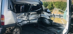 Niğde'de yolcu otobüsüyle hafif ticari araç çarpıştı, 1 kişi öldü, 7 kişi y...