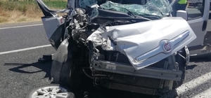 Elazığ'da traktör ile hafif ticari araç çarpıştı 5 kişi yaralandı