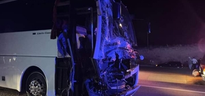 Antalya'da yolcu otobüsünün traktöre çarpması sonucu 5 kişi yaralandı