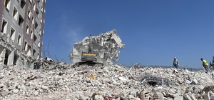 Depremlerden etkilenen Hatay'da ağır hasarlı binaların yıkımı sürüyor