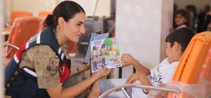 Jandarma personeli kadınlara KADES uygulamasını tanıtmaya devam ediyor