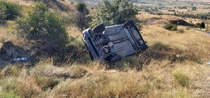 Sivas'ta devrilen otomobildeki 6 kişi yaralandı