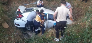 Burdur'da şarampole devrilen otomobildeki 4 kişi yaralandı