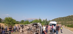 Isparta'da minibüsle tarım aracının çarpıştığı kazada 1 kişi öldü, 13 kişi yaralandı