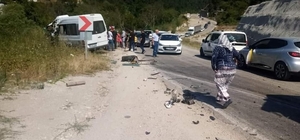 Bursa'da minibüs ile kamyonun çarpıştığı kazada 1 kişi öldü, 5 kişi yaralan...
