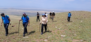 Kars'ta dağcılar Ani'nin fethinin 959. yıl dönümünü Dumanlı Dağı'nda kutlad...