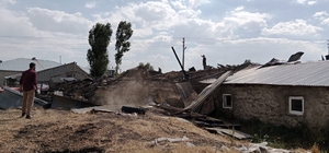 Erzurum'da çıkan yangında 3 ev, ahır ve kiler zarar gördü