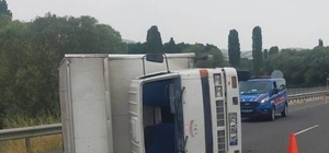 Uşak'ta devrilen kamyonetin sürücüsü yaralandı