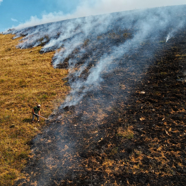 Bayburt'ta dağlık alanda çıkan örtü yangınına müdahale ediliyor