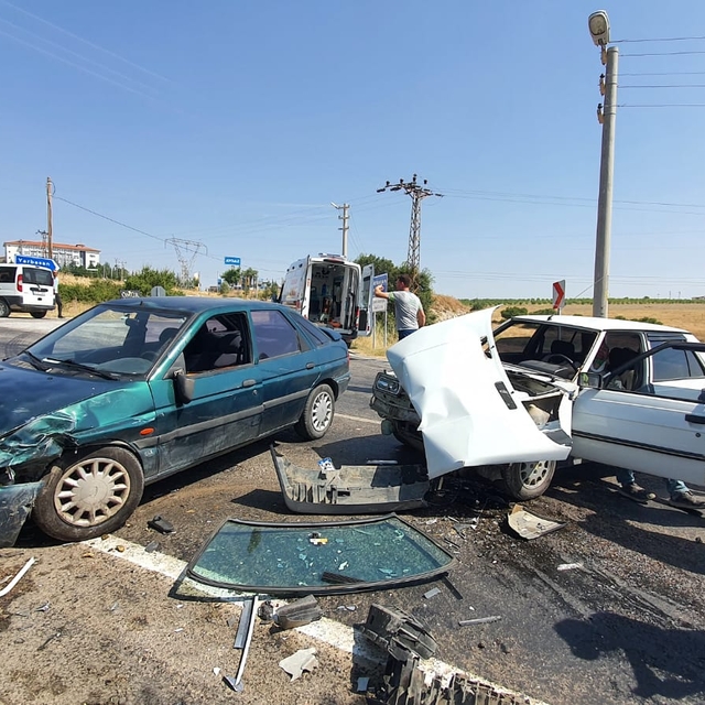 Manisa'daki trafik kazasında 3 kişi yaralandı