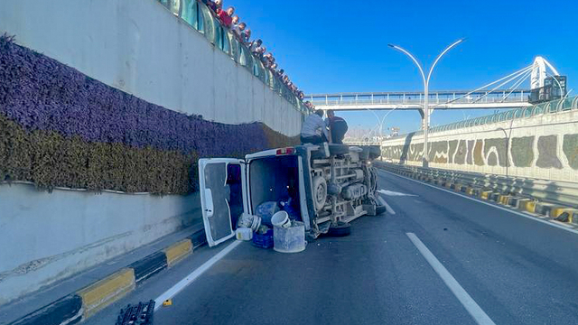 Van'da minibüs ile otomobil çarpıştı, 4 kişi yaralandı
