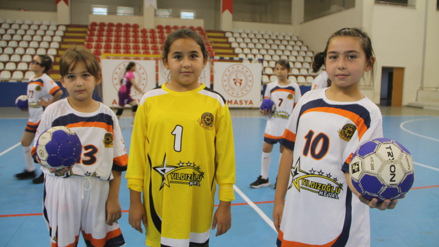 Üç küçük kız kardeş aynı hentbol takımında mücadele ediyor