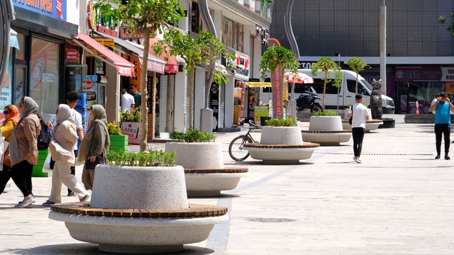 İpekyolu Belediyesi peyzaj çalışmalarına devam ediyor