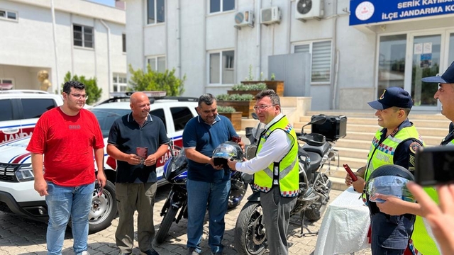 Serik'te motosiklet sürücülerine kask dağıtıldı