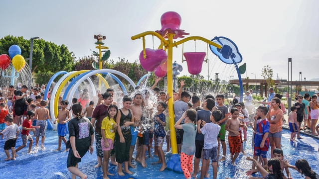 Antalya'da sıcaktan bunalan çocuklar su parkında serinledi