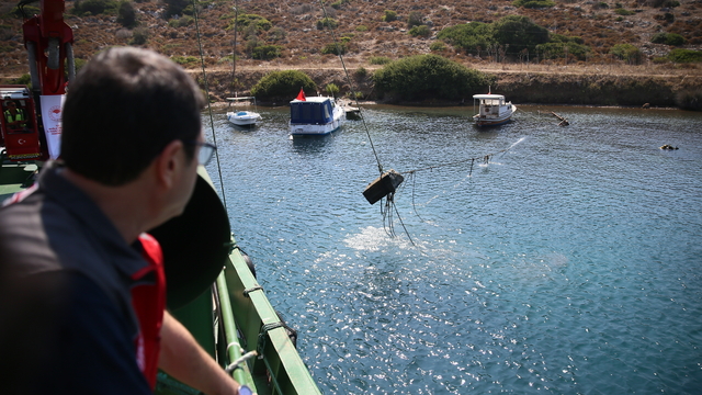 Bodrum'da dalgıçlar deniz dibinden 20 tona yakın tonoz ve çapa çıkardı