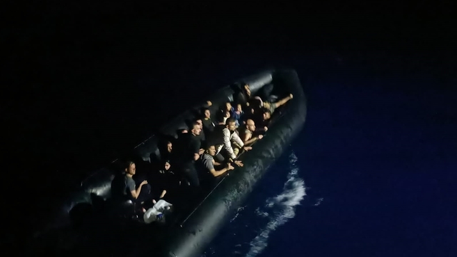 İzmir açıklarında geri itilen 44 düzensiz göçmen kurtarıldı