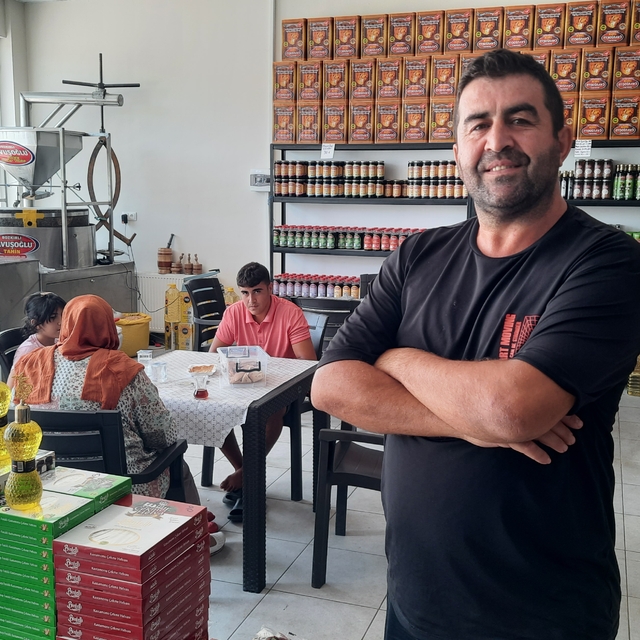Bozkır'da Antalya güzergahına giden yolculara sıcak tahin ikram ediliyor