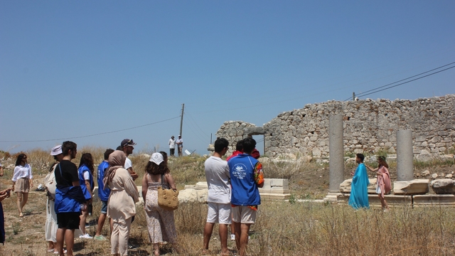 Muğla'da gönüllü gençler antik kentte kitap okudu, tiyatro sergiledi