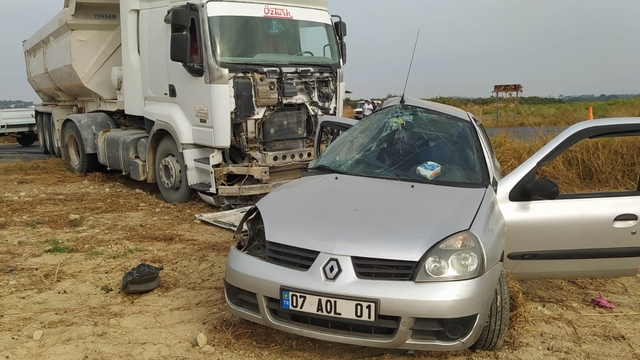 Antalya'da kamyon ile otomobil çarpıştı 2 kişi yaralandı