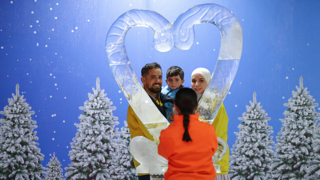 Antalya'da tatilciler ağustos sıcağında "Kar Dünyası"nda serinliyor