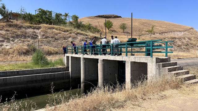 Diyarbakır'da kıyafetleri sulama kanalı kenarında bulunan genç aranıyor