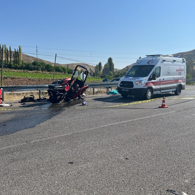 Sivas'ta tır ile çarpışan traktörün sürücüsü hayatını kaybetti