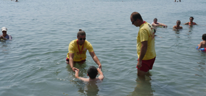Balıkesir'de yürüme engelli çocuğun denize girme hayalini belediye ekipleri...