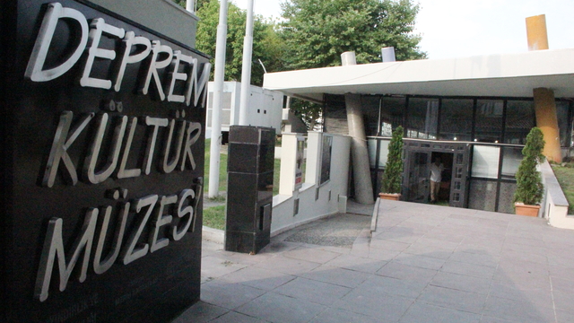 Sakarya'daki Deprem Kültür Müzesi afetin yıl dönümünde ziyaretçilerini ağırladı