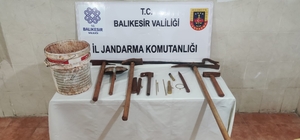 Balıkesir'de kaçak kazı yapan 2 şüpheli gözaltına alındı.