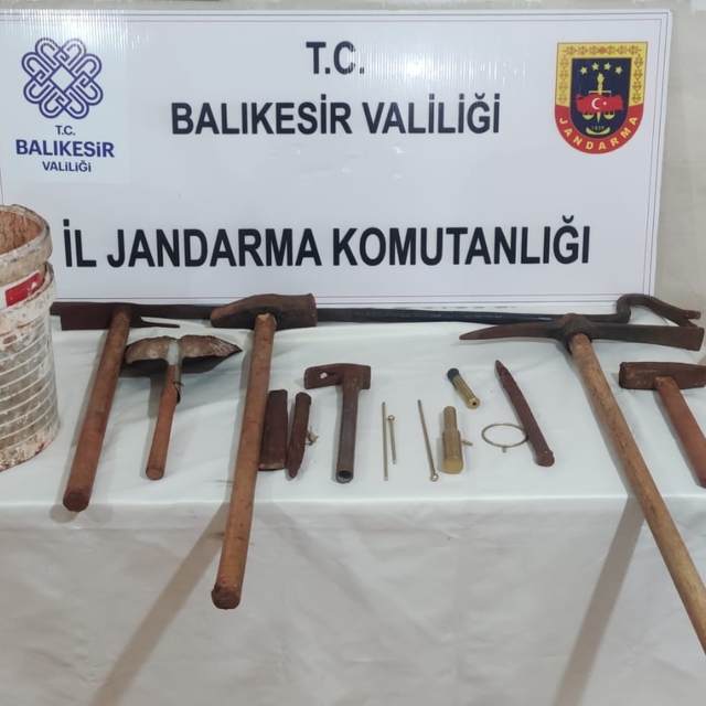 Balıkesir'de kaçak kazı yapan 2 şüpheli gözaltına alındı.