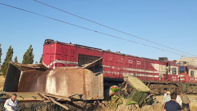 Sivas'ta tren hemzemin geçitte traktöre çarptı, 1 kişi yaralandı