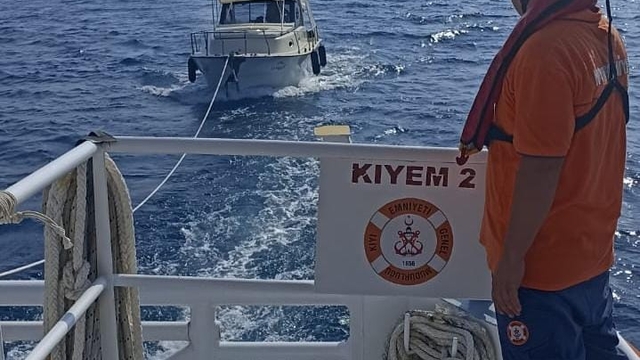 Marmaris açıklarında sürüklenen tekne kurtarıldı