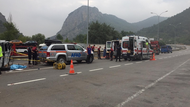 Bilecik'te düğün dönüşü trafik kazasında 1 kişi öldü, 13 kişi yaralandı