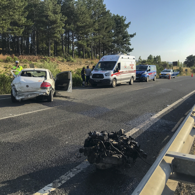 Uşak'ta bariyerlere çarpan otomobildeki 2 kişi öldü