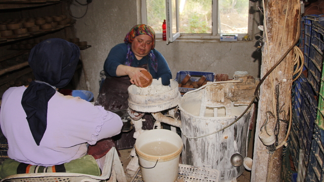 Bilecik'te geleneksel çömlek üretimi kadınlar tarafından yaşatılıyor
