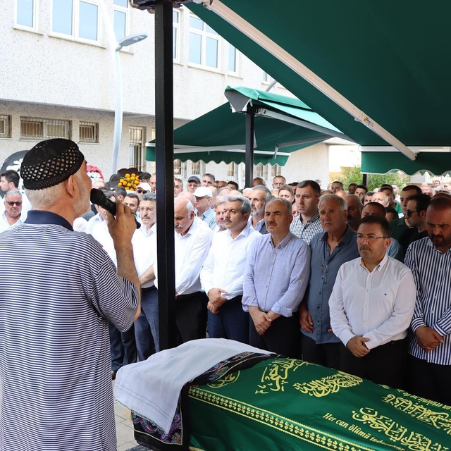 İyidere Belediye Başkanı Saffet Mete'nin annesinin cenazesi defnedildi