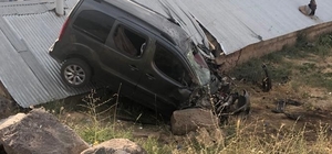 Ağrı'da şarampole yuvarlanan hafif ticari araçtaki 9 kişi yaralandı